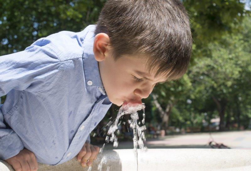 ילד שותה מים מברזייה